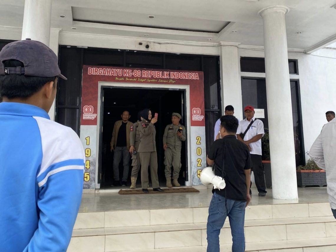 GEMPUR Desak Pemda Konawe Hentikan Aktivitas PT Razka Sarana Konstruksi 10 Aksi di Kantor DPRD Konawe terkait aktivitas PT Razka Sarana Konstruksi