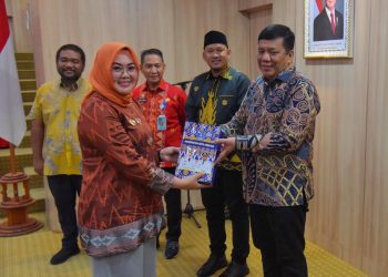 Wali Kota Kendari, dr. Hj. Siska Karina Imran, SKM bersama Wakil Wali Kota, Sudirman diacara pisah sambut Kajari Kendari
