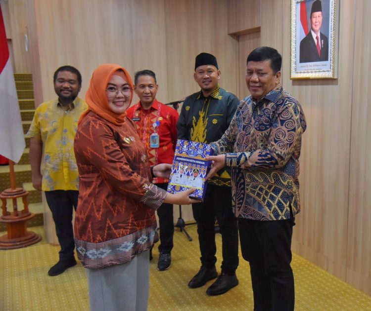 Wali Kota Kendari, dr. Hj. Siska Karina Imran, SKM bersama Wakil Wali Kota, Sudirman diacara pisah sambut Kajari Kendari