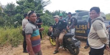 Foto diduga memperlihatkan pimpinan aksi perusakan, Purnomo (Humas PT Marketindo Selaras) bersama beberapa anggota Polsek Angata, sekitar 30 menit sebelum peristiwa perusakan terjadi