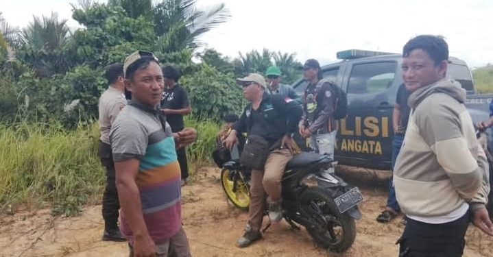 Foto diduga memperlihatkan pimpinan aksi perusakan, Purnomo (Humas PT Marketindo Selaras) bersama beberapa anggota Polsek Angata, sekitar 30 menit sebelum peristiwa perusakan terjadi