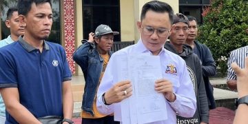 Kuasa Hukum Warga Tani Angata, Andre Darmawan usai melaporkan secara resmi PT Marketindo Selaras di Polda Sultra