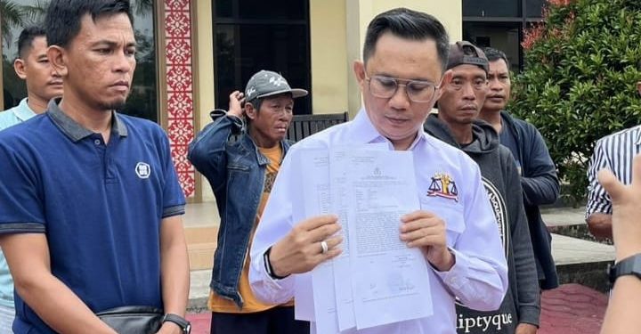 Kuasa Hukum Warga Tani Angata, Andre Darmawan usai melaporkan secara resmi PT Marketindo Selaras di Polda Sultra