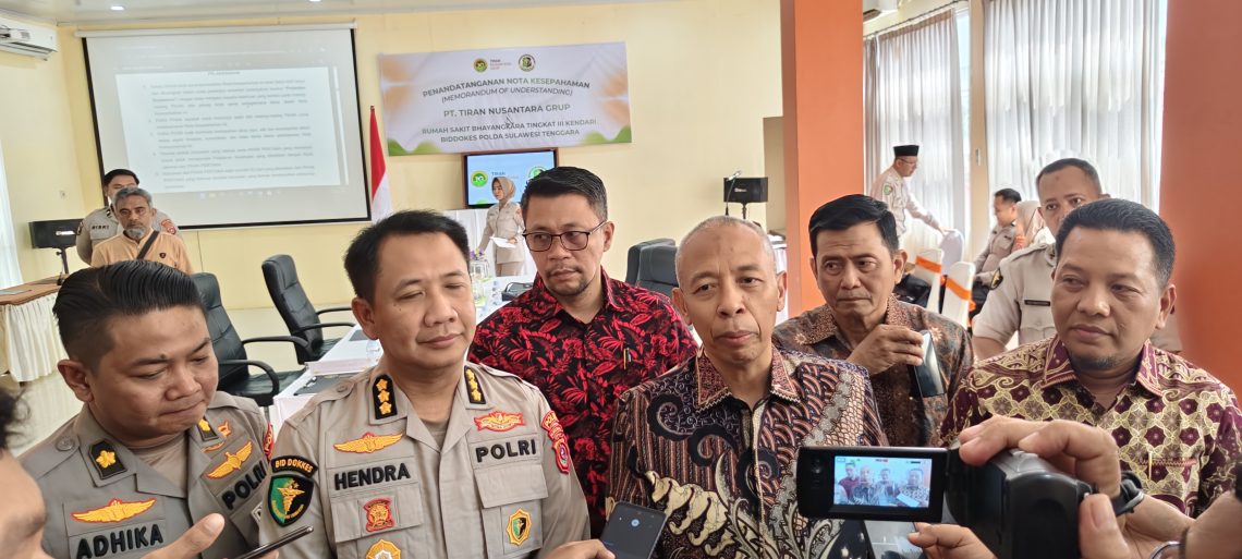 Direktur Utama PT TNG Rahman Arif, S.E., Akt., M.M, bersama Kabiddokes Polda Sultra Kombes Pol. Dr. drg. Ignatius Hendra A., Sp. KG, serta Kepala RS Bhayangkara Kendari Kompol dr. Adhika Nur Syamsul Arifin, Sp.OT., MARS., FICS