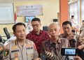 Direktur Utama PT TNG Rahman Arif, S.E., Akt., M.M, bersama Kabiddokes Polda Sultra Kombes Pol. Dr. drg. Ignatius Hendra A., Sp. KG, serta Kepala RS Bhayangkara Kendari Kompol dr. Adhika Nur Syamsul Arifin, Sp.OT., MARS., FICS