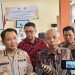 Direktur Utama PT TNG Rahman Arif, S.E., Akt., M.M, bersama Kabiddokes Polda Sultra Kombes Pol. Dr. drg. Ignatius Hendra A., Sp. KG, serta Kepala RS Bhayangkara Kendari Kompol dr. Adhika Nur Syamsul Arifin, Sp.OT., MARS., FICS