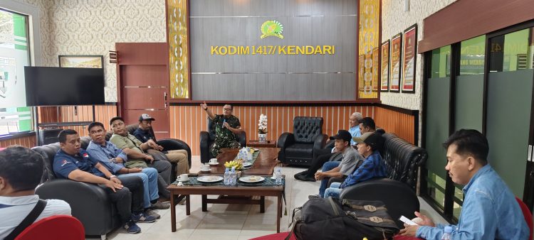 Komandan Kodim 1417 Kendari saat dialog dengan insan pers