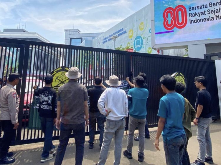 GMPH saat aksi di Kantor Kementerian ESDM