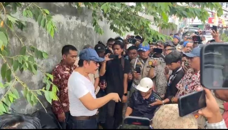 Nur Alam saat meluapkan kekecewaan dan kemarahannya terhadap kebijakan Pemprov Sultra