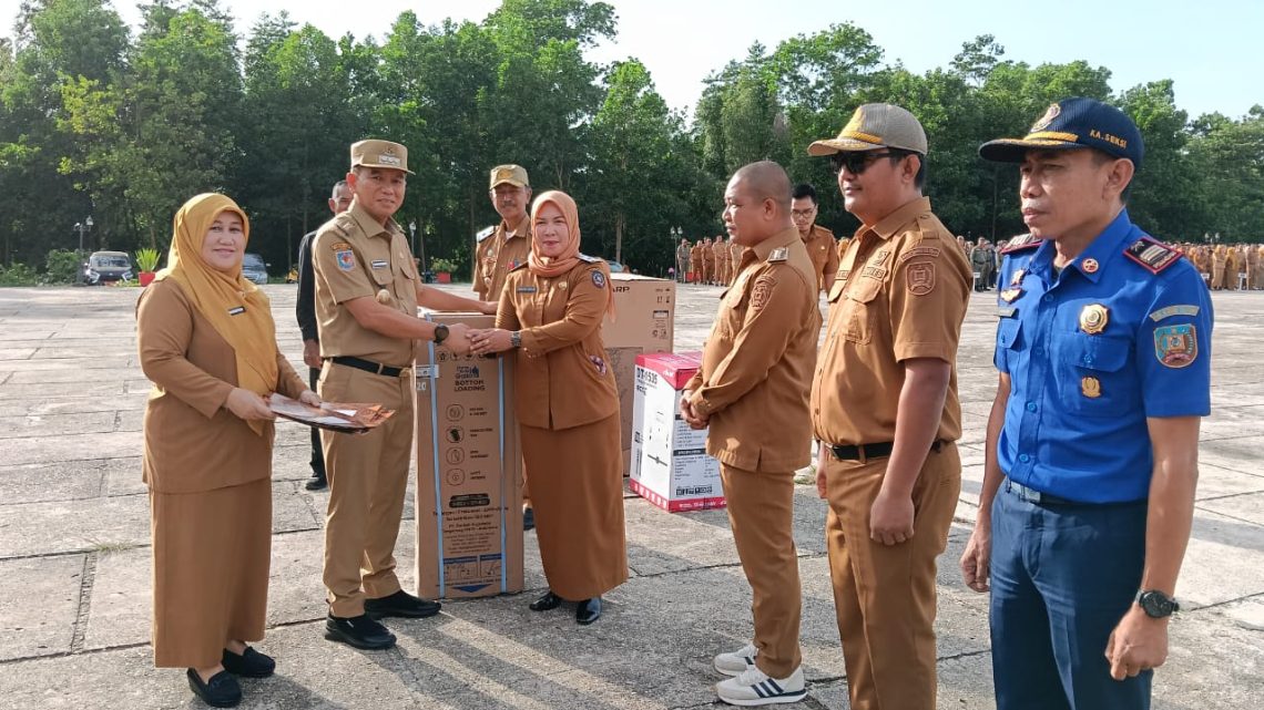 Awali Tahun 2026, Bupati Konsel Beri Penghargaan Sejumlah OPD dan ASN Berprestasi 10 Bupati Konsel, Irham Kalenggo menyerahkan hadiah sebagai apresiasi kepada Dinas Kesehatan