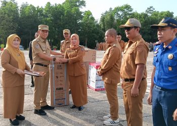 Awali Tahun 2026, Bupati Konsel Beri Penghargaan Sejumlah OPD dan ASN Berprestasi 20 Bupati Konsel, Irham Kalenggo menyerahkan hadiah sebagai apresiasi kepada Dinas Kesehatan