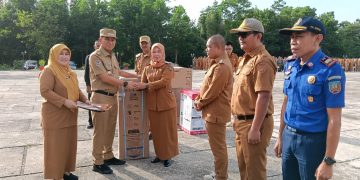 Awali Tahun 2026, Bupati Konsel Beri Penghargaan Sejumlah OPD dan ASN Berprestasi 1 Bupati Konsel, Irham Kalenggo menyerahkan hadiah sebagai apresiasi kepada Dinas Kesehatan