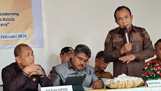 Anggota DPRD Konsel, Beangga Harianto saat memberikan sambutan di Musrenbang Kecamatan Kolono Timur sekaligus meminta Bupati Konsel agar mengevaluasi Kepala OPD yang absen