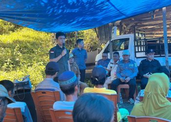 Bupati Konut, Ikbar saat turun menyerahkan bantuan kepada korban angin puting beliung