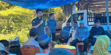 Bupati Konut, Ikbar saat turun menyerahkan bantuan kepada korban angin puting beliung