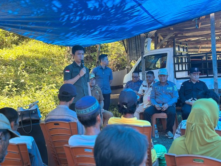 Bupati Konut, Ikbar saat turun menyerahkan bantuan kepada korban angin puting beliung