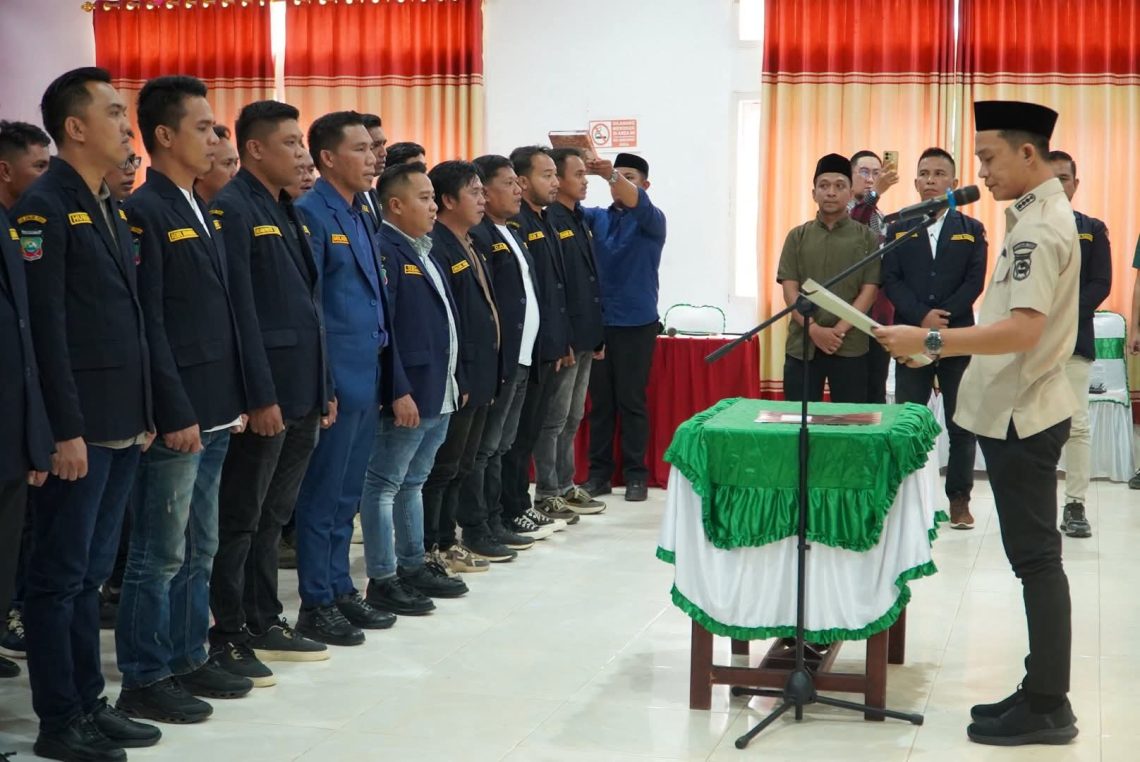 Muladis Pimpin Karang Taruna Konut Periode 2025–2030, Dilantik Langsung Bupati Ikbar 10 Bupati Ikbar saat melantik karang taruna konut periode 2025-2030