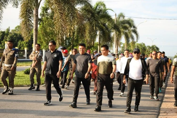 Ketua DPRD Konsel Hadiri Jalan Santai Setara, Perkuat Sinergi Awal Tahun 2026 10 Ketua DPRD Konsel, Hamrin (kanan ujung topi hitam mengenakan kacamata) bersama Bupati Irham Kalenggo