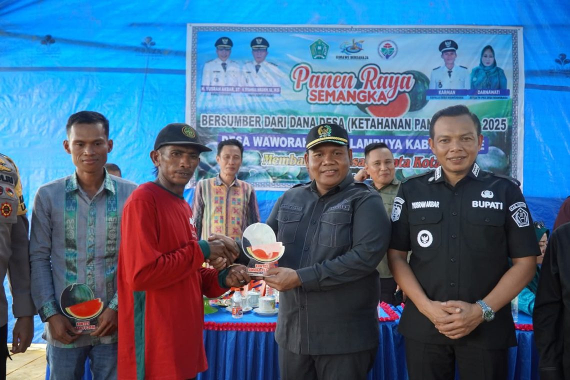 Bupati Konawe, Yusran Akbar bersama salah satu anggota DPRD Konawe memberikan apresiasi tinggi kepada salah petani Desa Waworaha