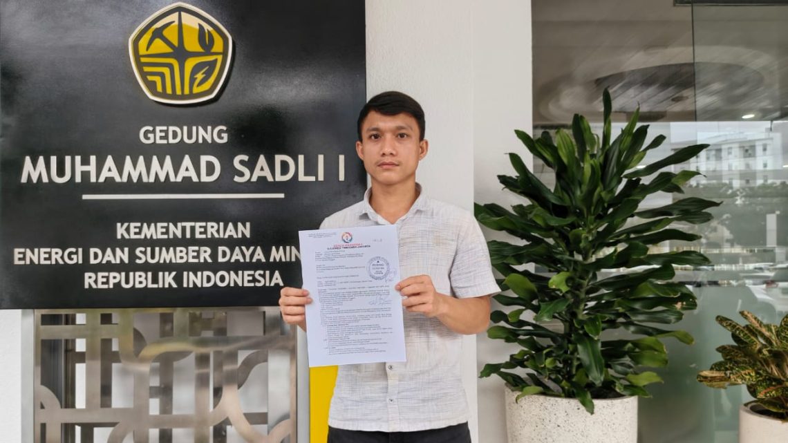 Koalisi Mahasiswa saat melaporkan PT TBS, TIM, Tekonindo di Kementerian ESDM