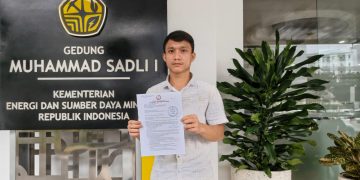Koalisi Mahasiswa saat melaporkan PT TBS, TIM, Tekonindo di Kementerian ESDM