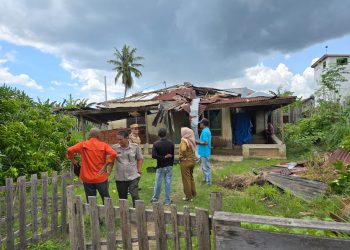 BPBD Konsel saat melakukan penanganan di sejumlah titik terdampak puting beliung