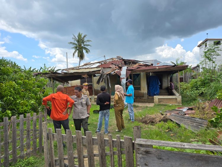 BPBD Konsel saat melakukan penanganan di sejumlah titik terdampak puting beliung