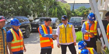 PDAM Kendari saat melakukan kalibrasi dan evaluasi sistem interkoneksi jaringan distribusi air sebagai upaya peningkatan kualitas pelayanan kepada pelanggan