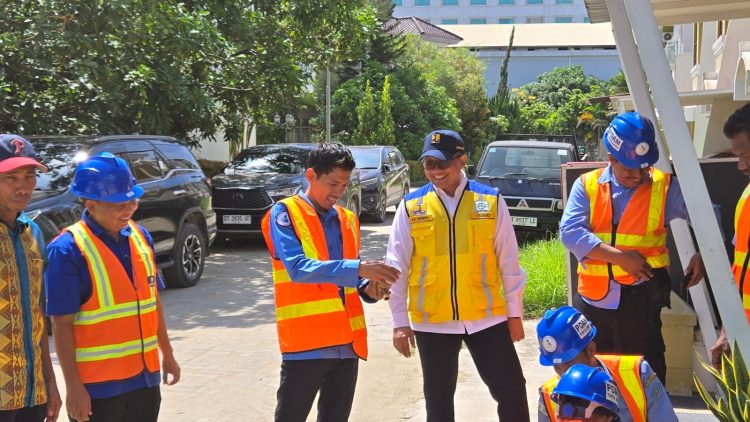 PDAM Kendari saat melakukan kalibrasi dan evaluasi sistem interkoneksi jaringan distribusi air sebagai upaya peningkatan kualitas pelayanan kepada pelanggan