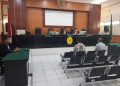 Majelis Hakim saat menjatuhkan vonis terhadap Mohamad Machrusy, SH selaku Direktur Utama PT AMIN dan Mulyadi selaku Direktur PT AMIN