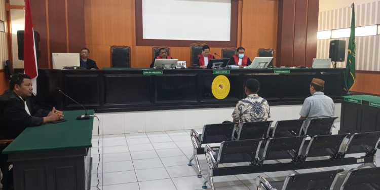 Majelis Hakim saat menjatuhkan vonis terhadap Mohamad Machrusy, SH selaku Direktur Utama PT AMIN dan Mulyadi selaku Direktur PT AMIN