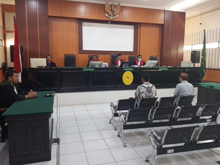 Majelis Hakim saat menjatuhkan vonis terhadap Mohamad Machrusy, SH selaku Direktur Utama PT AMIN dan Mulyadi selaku Direktur PT AMIN