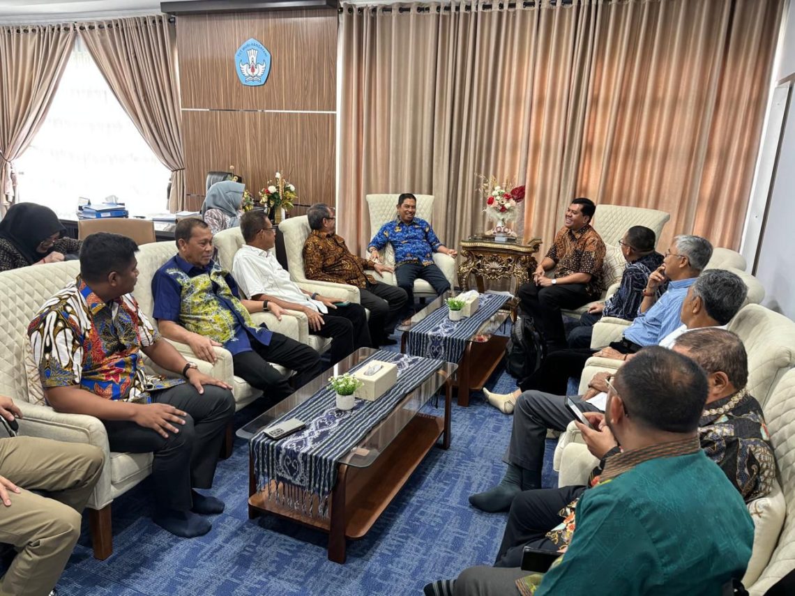 Unsultra dan LLDIKTI IX Bahas Penguatan Tata Kelola Serta Mutu Pendidikan 10 Unsultra dan LLDIKTI IX dalam pertemuan yang digelar di Makassar