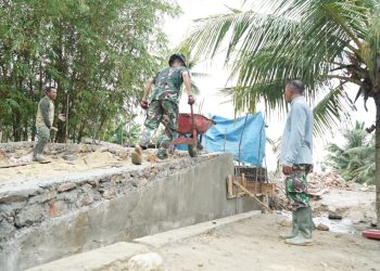 Satgas TMMD Terjang Lumpur Kebut Pengecoran Jembatan Sambuli 20 Proses pengecoran balok lantai jembatan Sambuli