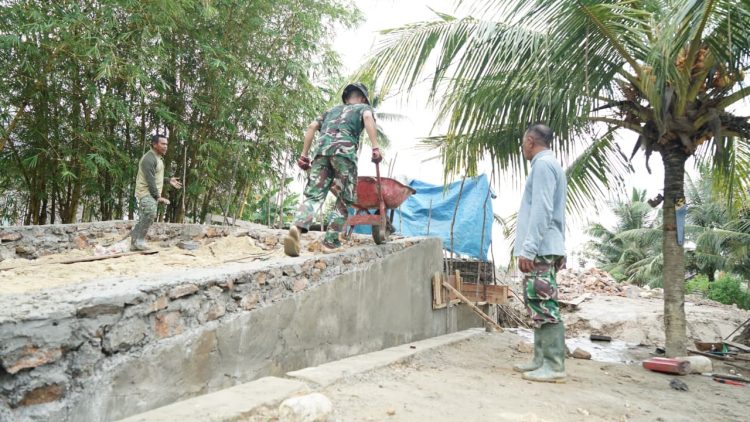 Satgas TMMD Terjang Lumpur Kebut Pengecoran Jembatan Sambuli 10 Proses pengecoran balok lantai jembatan Sambuli