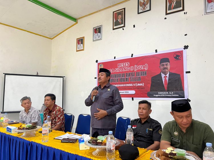 Anggota DPRD Konsel, Harudin saat menyerap aspirasi warga Mondoe Jaya dan sekitarnya