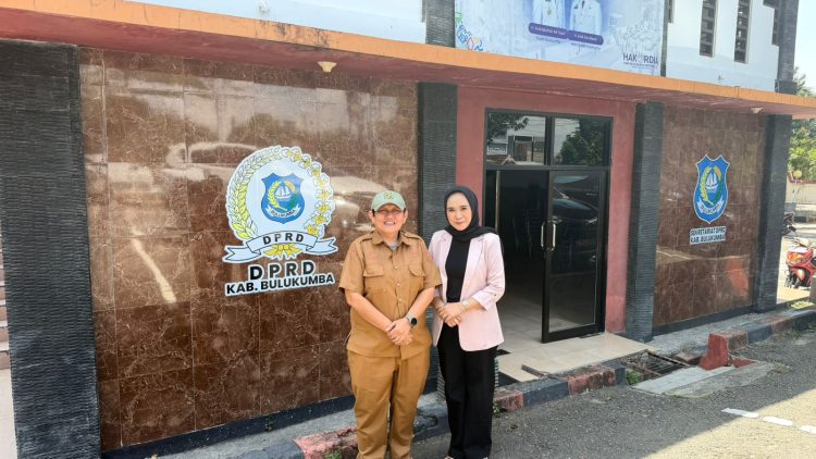 Anggota DPRD Konsel, Nilda, S.Pt saat melaksanakan kegiatan konsultasi terkait optimalisasi Pajak Daerah dan Retribusi dalam rangka meningkatkan Pendapatan Asli Daerah (PAD)