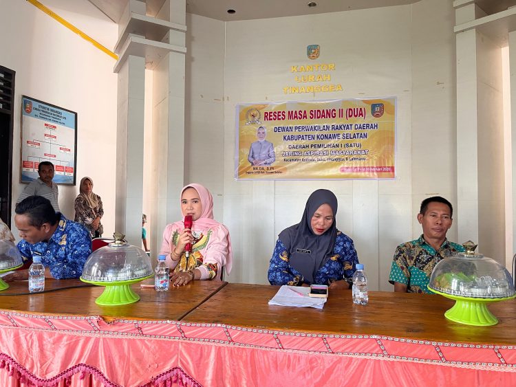 Reses di Tinanggea, Warga Sampaikan Aspirasi Air Bersih dan Pendidikan 10 Anggota DPRD Konsel, Nilda, S.Pt saat menyerap aspirasi masyarakat Kelurahan Tinanggea, Kecamatan Tinanggea