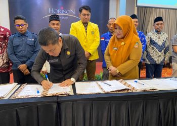 Penandatanganan Addendum Perjanjian Kerja Sama Program UKT Setara Tahun Anggaran 2026, dengan 13 universitas dan sekolah tinggi di Sultra