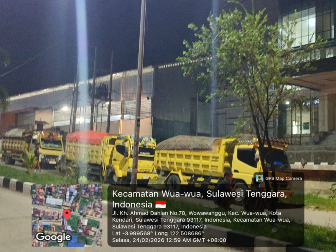 Salah satu aktivitas hauling PT ST Nickel Resources menggunakan jalan umum di Kota Kendari