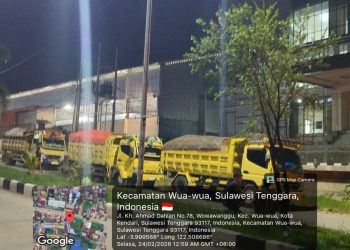 Salah satu aktivitas hauling PT ST Nickel Resources menggunakan jalan umum di Kota Kendari