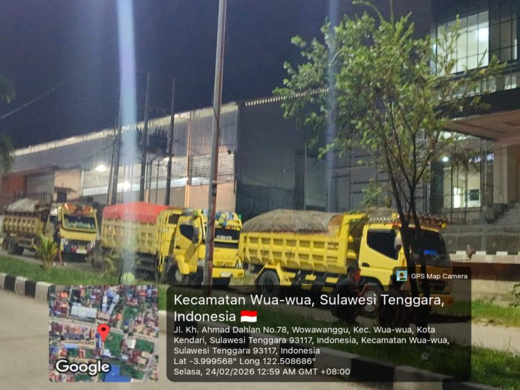 Salah satu aktivitas hauling PT ST Nickel Resources menggunakan jalan umum di Kota Kendari