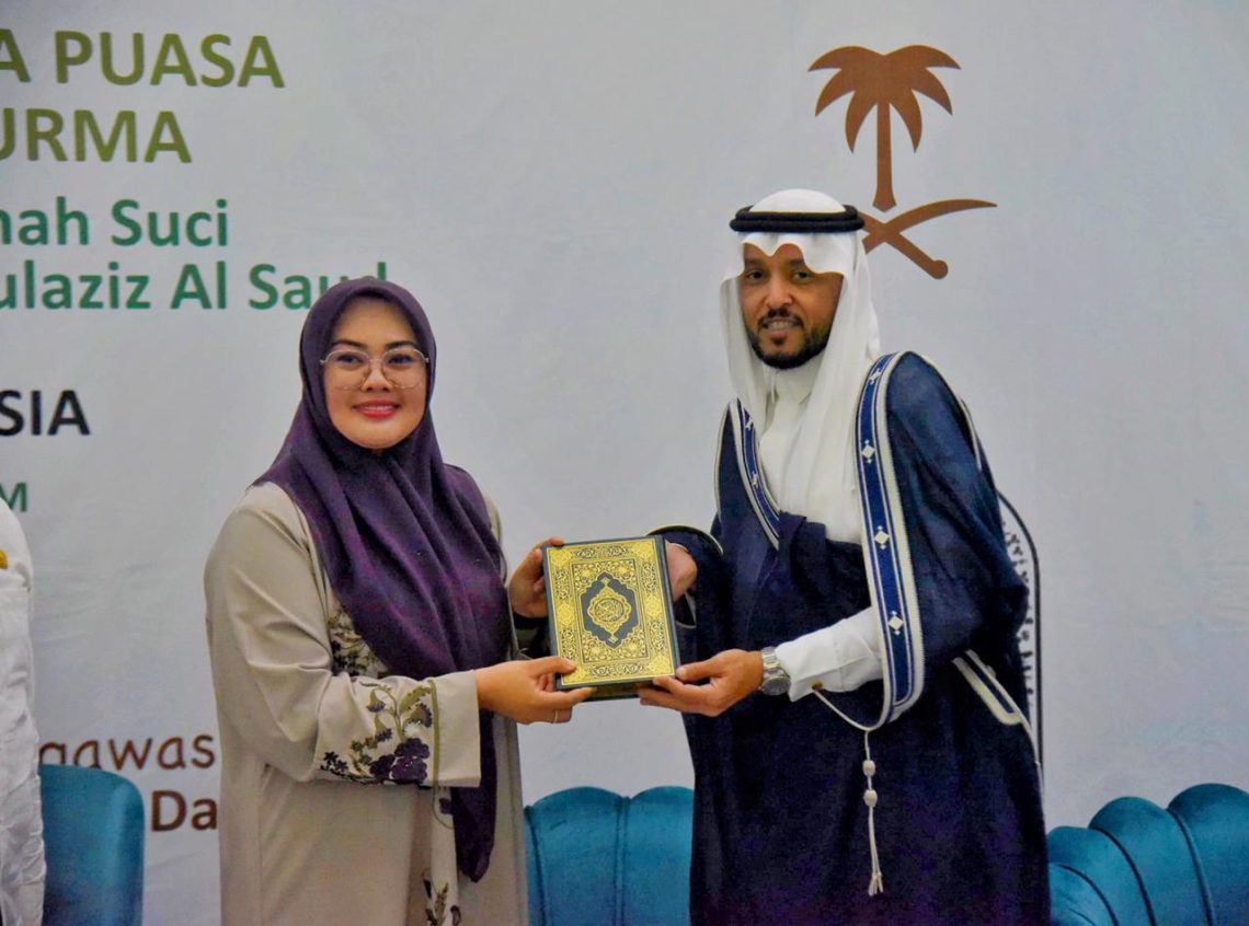 Iftar Raja Salman di Masjid Al Alam, Wali Kota Kendari Terima Alquran Tinta Emas 10 Wali Kota Kendari menerima cendera mata Alquran bertuliskan tinta emas dari Kedutaan Arab Saudi