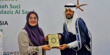 Wali Kota Kendari menerima cendera mata Alquran bertuliskan tinta emas dari Kedutaan Arab Saudi