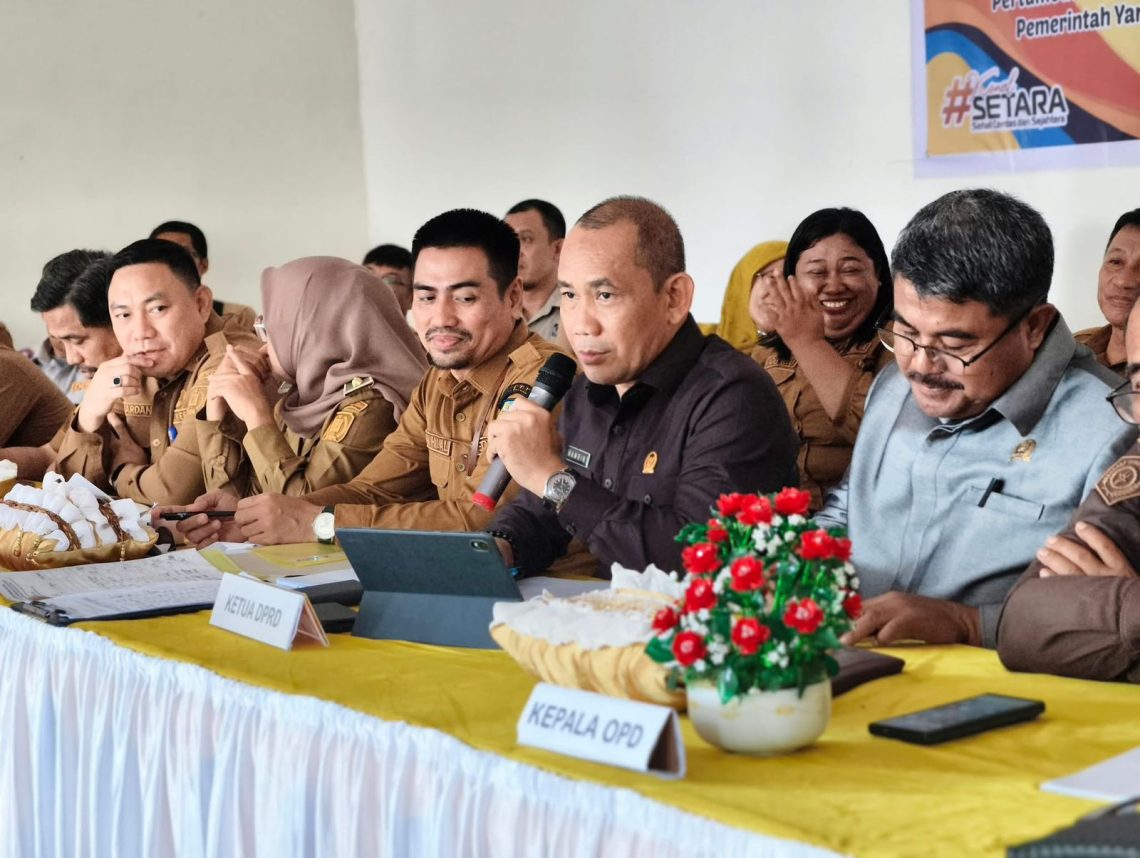 Ketua DPRD Konsel, Hamrin saat memimpin Musrenbang Kolono Ia meminta seluruh kepala desa dan kepala sekolah untuk secara terbuka menyampaikan usulan prioritas pembangunan di wilayah masing-masing