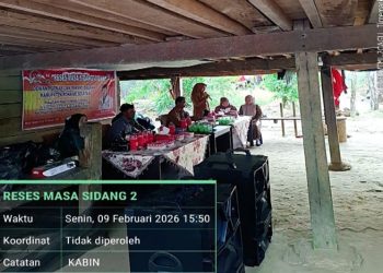 Anggota DPRD Konsel, Kabin saat melaksanakan reses masa sidang II di Desa Awalo, Konawe Selatan