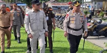 Ketua DPRD Konsel, Hamrin bersama Kapolrea mengecek kesiapan pasukan apel siaga kamtibmas