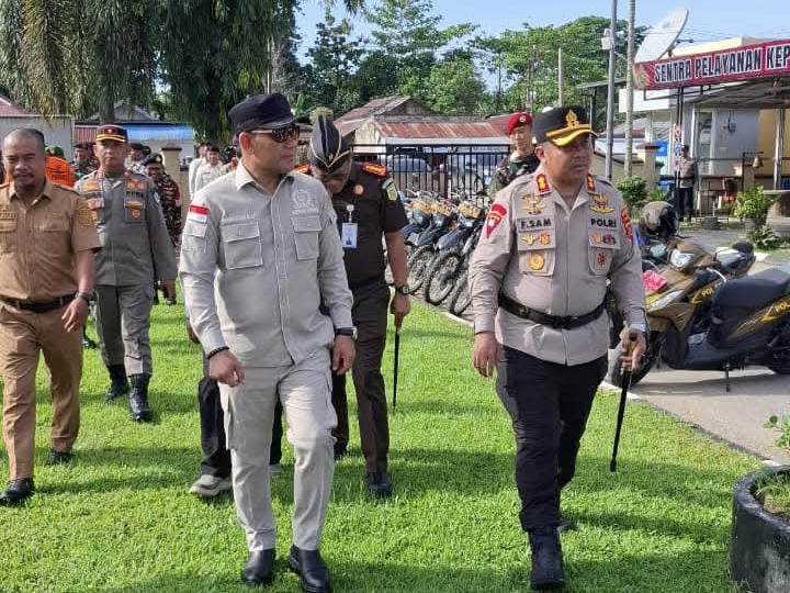 Ketua DPRD Konsel Apresiasi Polres Atas Pelaksanaan Apel Siaga Kamtibmas 10 Ketua DPRD Konsel, Hamrin bersama Kapolrea mengecek kesiapan pasukan apel siaga kamtibmas