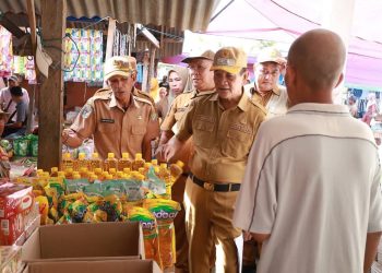 Wabup Konut saat melaksanakan operasi pasar