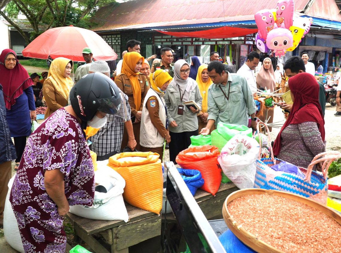 Badan Pangan Nasional saat melakukan sidak di Pasar Tutuwi Motaha